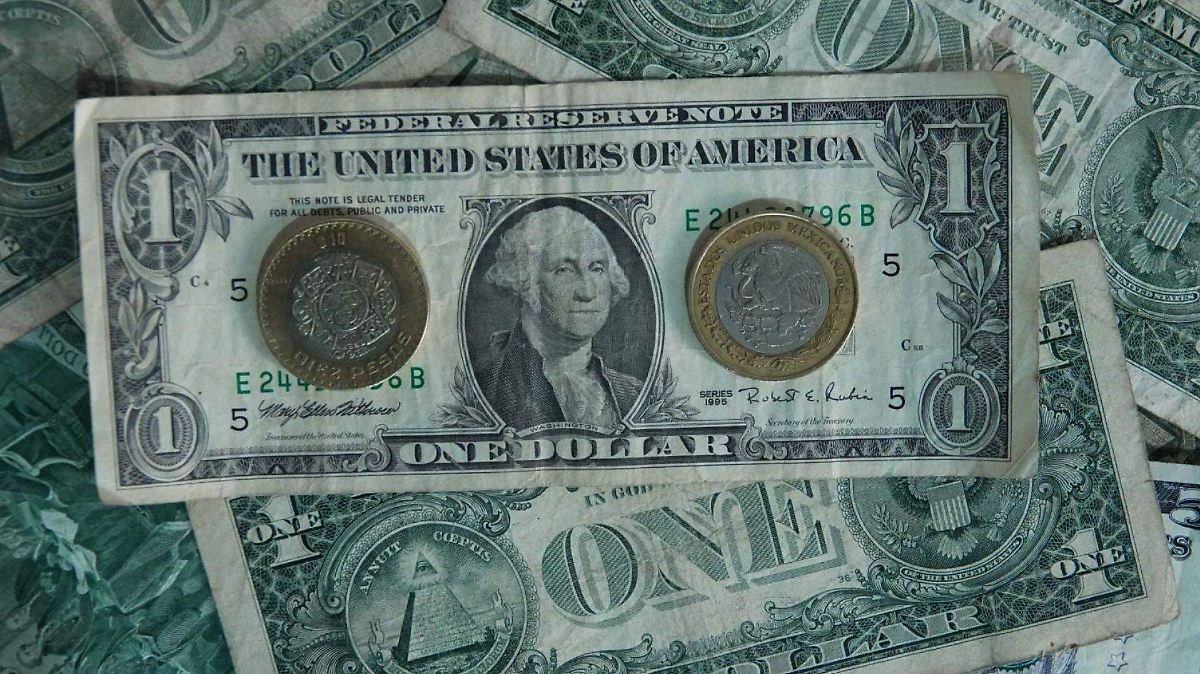 Peso se debilita tras sesión marcada por violencia
