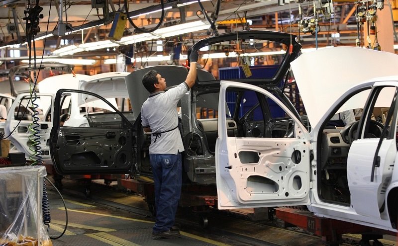 Producción automotriz retrocede en febrero
