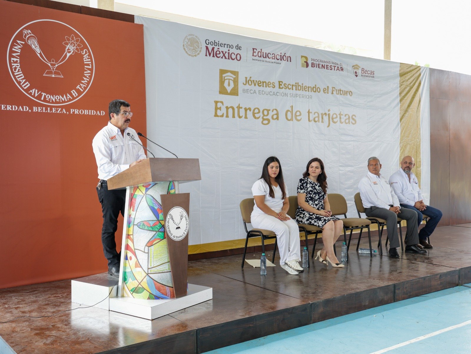 UAT entrega becas federales a 493 estudiantes de Odontología Tampico