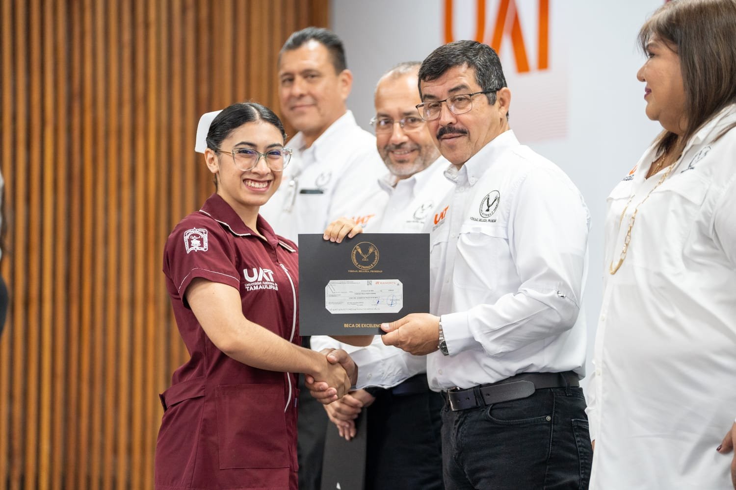 UAT reconoce excelencia con 679 becas y estímulos